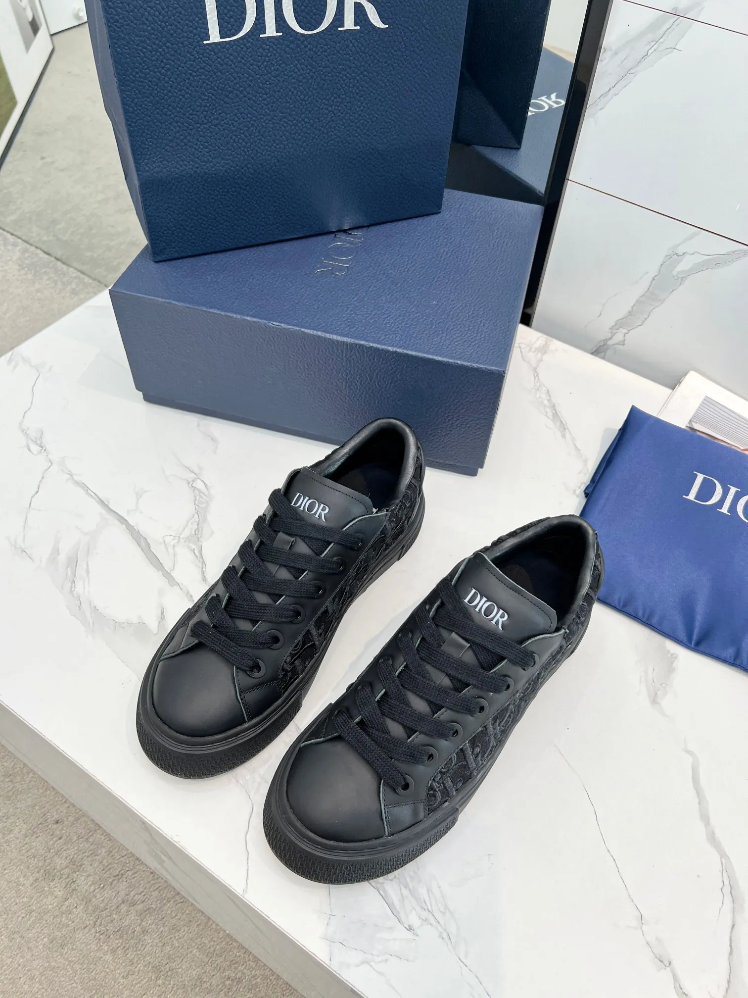 👟👟Ex-factory price 560👟👟 B33 sports tennis shoes - navy blue embroidered model 👟👟Ex-factory price 40👟👟Ex-factory price 48 Spring new model, a new interpretation of the classic tennis shoes, the fashionable silhouette highlights the heavy texture, carefully made of navy blue smooth cow leather, decorated with cream white three-dimensional embroidered Oblique print panels, and decorated with Dior It's distinguished by a logo-embossed padded tongue, wide white mohair laces and tonal brass eyelets with a matte finish. The cream-white Oblique print-effect rubber sole is enhanced by the contrasting Dior 30 Avenue Montaigne logo on the back, adding a stylish edge to casual looks.